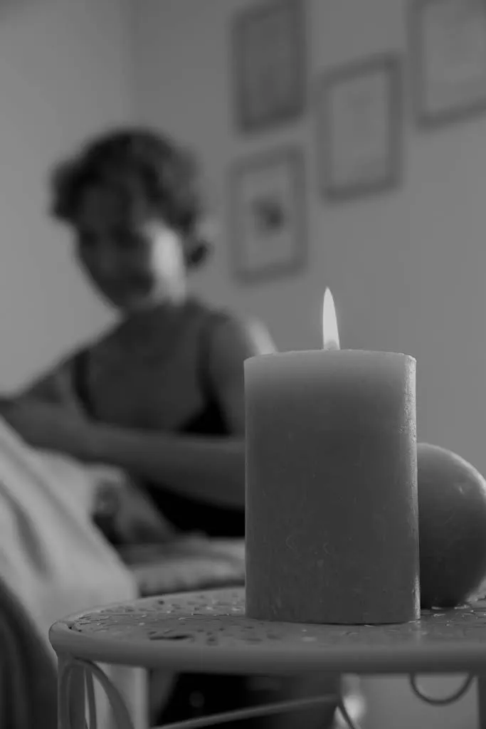 Stimmungsvolle Atmosphäre – Kerze und warmes Licht in der Massagepraxis